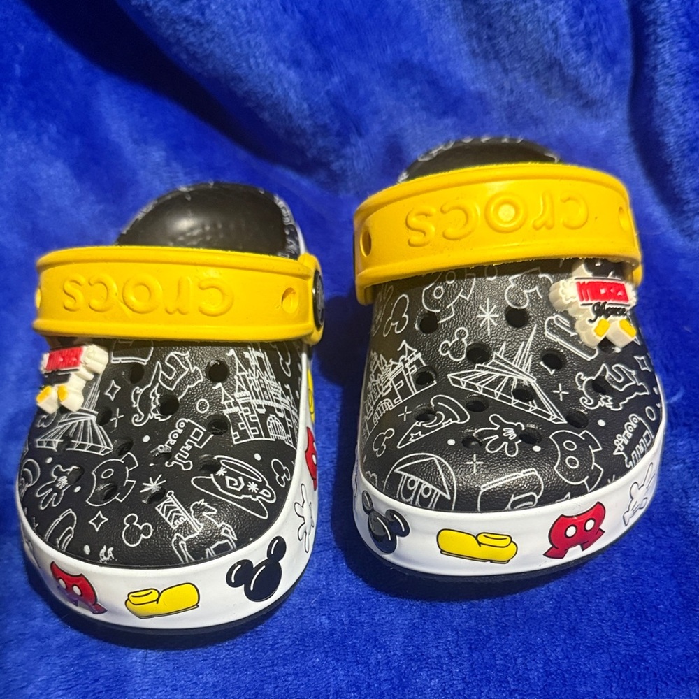 Disney LIGHT UP Crocs Kids' Black and Yellow Clogs. BRAND NEW!!!